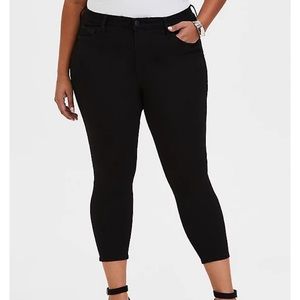 Size 12 TORRID CROP SKY HIGH SKINNY JEAN - PREMIUM STRETCH BLACK (PLUS SIZE)